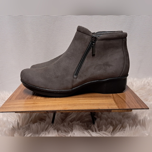 Like New Women's Danskos Size 9.5-10 - Picture 6 of 7